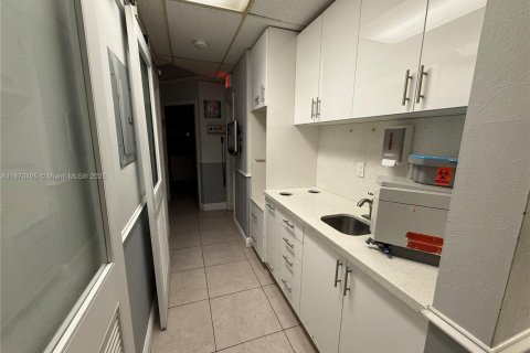 Commercial property in Lauderhill, Florida № 1926382 - photo 18