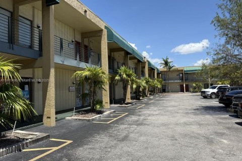 Commercial property in Lauderhill, Florida № 1926382 - photo 1