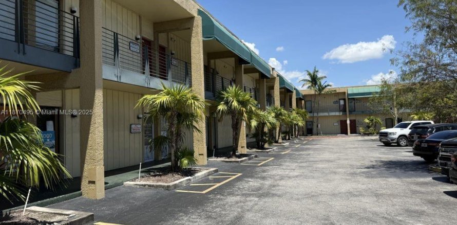 Commercial property in Lauderhill, Florida № 1926382