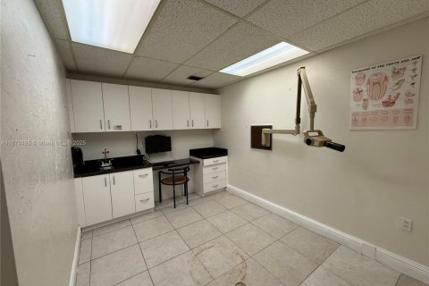 Commercial property in Lauderhill, Florida № 1926382 - photo 16