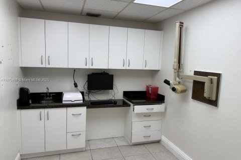 Commercial property in Lauderhill, Florida № 1926382 - photo 7