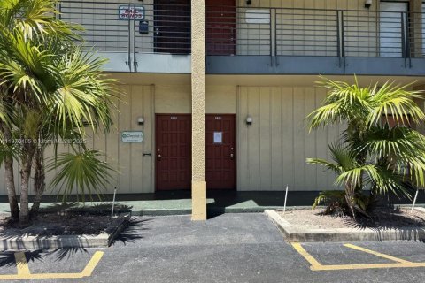 Commercial property in Lauderhill, Florida № 1926382 - photo 4