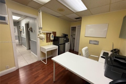 Commercial property in Lauderhill, Florida № 1926382 - photo 25