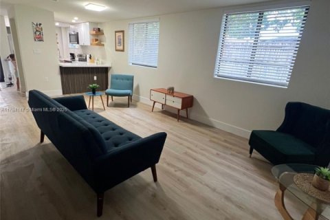 Casa en alquiler en Miami, Florida, 4 dormitorios, 134.71 m2 № 1869917 - foto 7