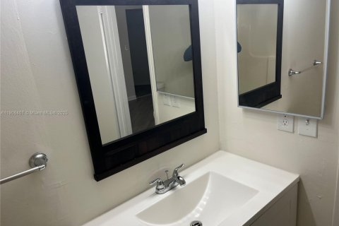 Condo in Miami, Florida, 2 bedrooms  № 1957061 - photo 4