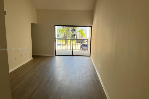 Condo in Miami, Florida, 2 bedrooms  № 1957061 - photo 7