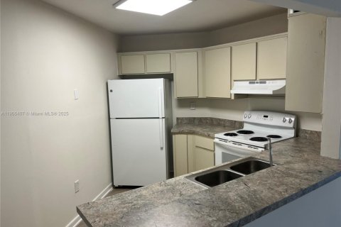 Condo in Miami, Florida, 2 bedrooms  № 1957061 - photo 5