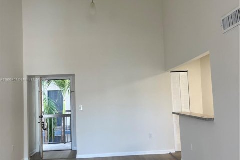 Condo in Miami, Florida, 2 bedrooms  № 1957061 - photo 6