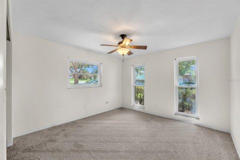 House in Largo, Florida 3 bedrooms, 127.93 sq.m. № 2208546 - photo 27