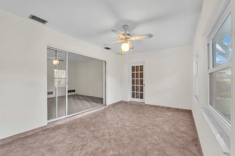 House in Largo, Florida 3 bedrooms, 127.93 sq.m. № 2208546 - photo 19