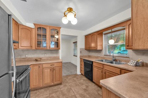 House in Largo, Florida 3 bedrooms, 127.93 sq.m. № 2208546 - photo 8