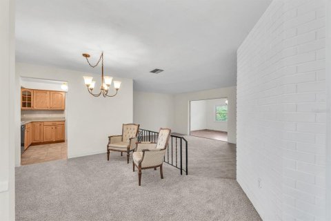 House in Largo, Florida 3 bedrooms, 127.93 sq.m. № 2208546 - photo 4