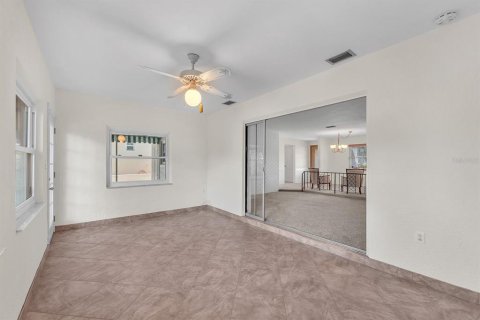 House in Largo, Florida 3 bedrooms, 127.93 sq.m. № 2208546 - photo 20
