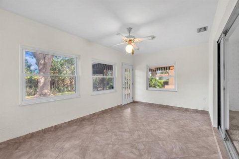 House in Largo, Florida 3 bedrooms, 127.93 sq.m. № 2208546 - photo 18