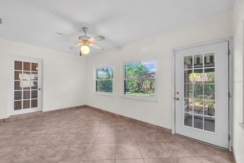 House in Largo, Florida 3 bedrooms, 127.93 sq.m. № 2208546 - photo 17