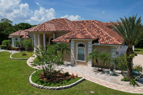 House in Vero Beach, Florida 4 bedrooms, 433.02 sq.m. № 2146075 - photo 3