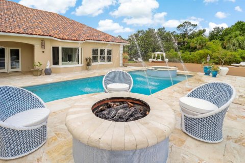 House in Vero Beach, Florida 4 bedrooms, 433.02 sq.m. № 2146075 - photo 13