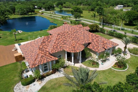House in Vero Beach, Florida 4 bedrooms, 433.02 sq.m. № 2146075 - photo 2
