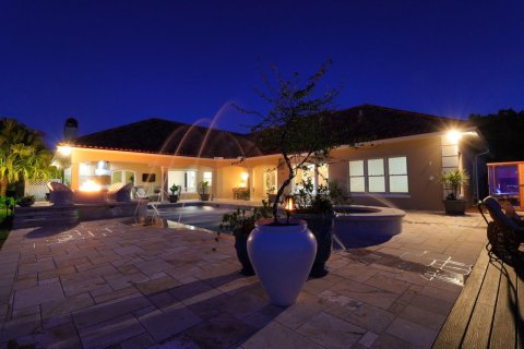 House in Vero Beach, Florida 4 bedrooms, 433.02 sq.m. № 2146075 - photo 10