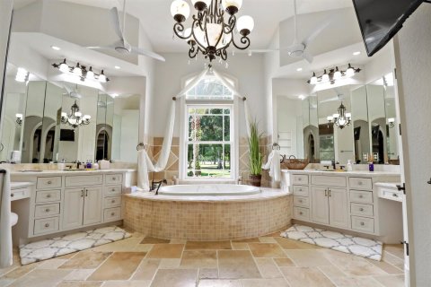 House in Vero Beach, Florida 4 bedrooms, 433.02 sq.m. № 2146075 - photo 26