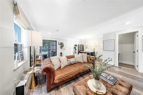 Townhouse in Miami, Florida 3 bedrooms, 192.49 sq.m. № 1920629 - photo 6