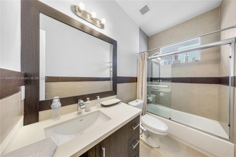 Townhouse in Miami, Florida 3 bedrooms, 192.49 sq.m. № 1920629 - photo 18