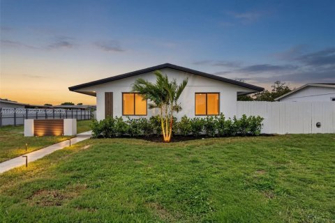 Дом в Майами-Гарденс, Флорида 3 спальни, 104.52м2 № 2060993