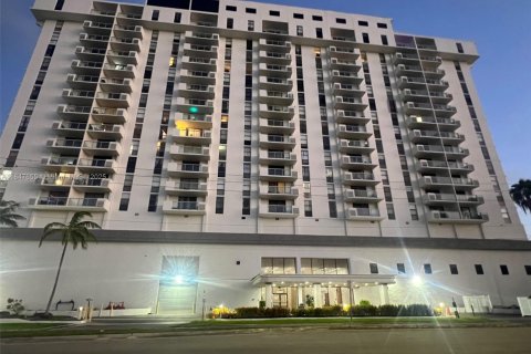 Condo in North Miami, Florida, 2 bedrooms  № 1849254 - photo 4