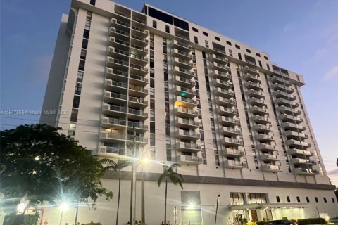 Condo in North Miami, Florida, 2 bedrooms  № 1849254 - photo 3