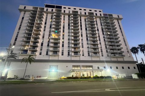 Condo in North Miami, Florida, 2 bedrooms  № 1849254 - photo 5