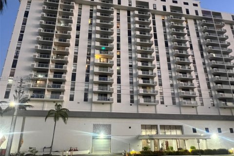 Condo in North Miami, Florida, 2 bedrooms  № 1849254 - photo 1