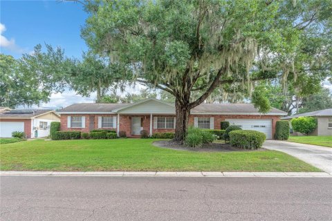 House in Brandon, Florida 3 bedrooms, 178.37 sq.m. № 2277890
