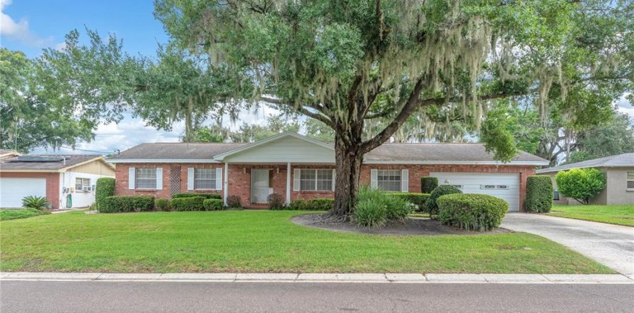 House in Brandon, Florida 3 bedrooms, 178.37 sq.m. № 2277890