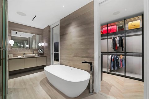 Condo in Miami Beach, Florida, 4 bedrooms  № 1984487 - photo 30