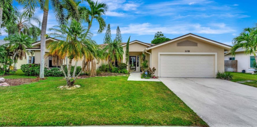 House in Royal Palm Beach, Florida 3 bedrooms, 222.04 sq.m. № 2303594