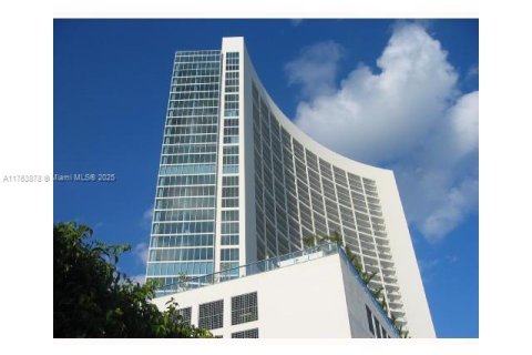 Condo in Miami, Florida, 2 bedrooms  № 1577581 - photo 1