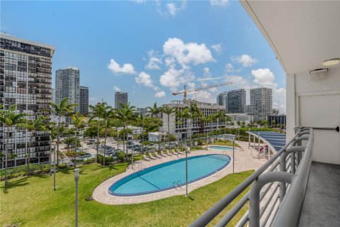 Condo in Miami, Florida, 2 bedrooms  № 1577581 - photo 23