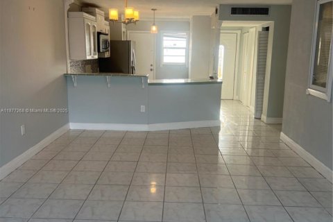 Condo in Miami, Florida, 2 bedrooms  № 1896026 - photo 1