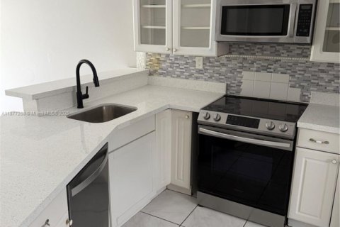 Condo in Miami, Florida, 2 bedrooms  № 1896026 - photo 2