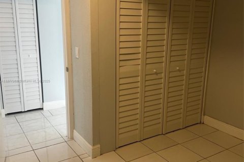 Condo in Miami, Florida, 2 bedrooms  № 1896026 - photo 10