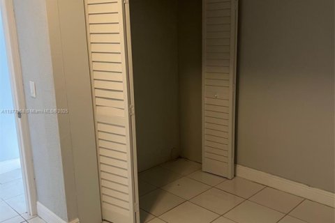 Condo in Miami, Florida, 2 bedrooms  № 1896026 - photo 9