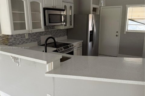 Condo in Miami, Florida, 2 bedrooms  № 1896026 - photo 11
