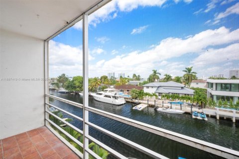 Copropriété à vendre à North Miami Beach, Floride: 1 chambre, 74.6 m2 № 2057759 - photo 3