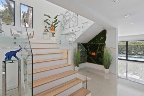House in Coral Gables, Florida 4 bedrooms, 373 sq.m. № 1726382 - photo 8