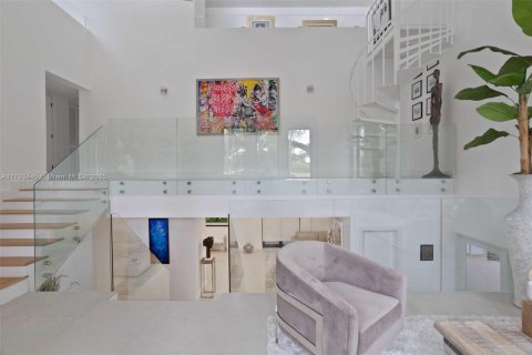 House in Coral Gables, Florida 4 bedrooms, 373 sq.m. № 1726382 - photo 11