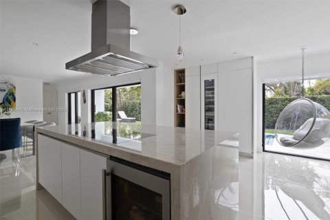 House in Coral Gables, Florida 4 bedrooms, 373 sq.m. № 1726382 - photo 22