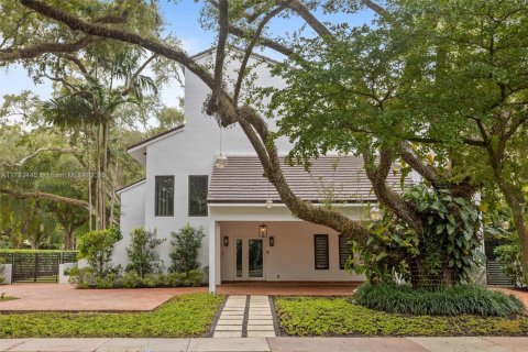 House in Coral Gables, Florida 4 bedrooms, 373 sq.m. № 1726382 - photo 1