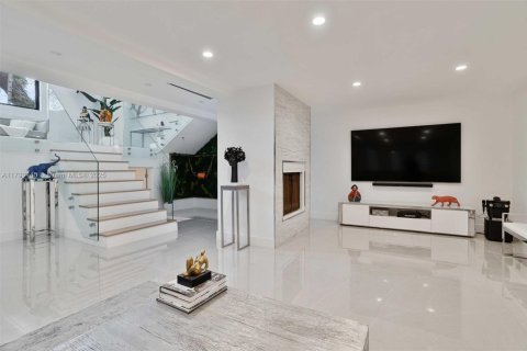 House in Coral Gables, Florida 4 bedrooms, 373 sq.m. № 1726382 - photo 5