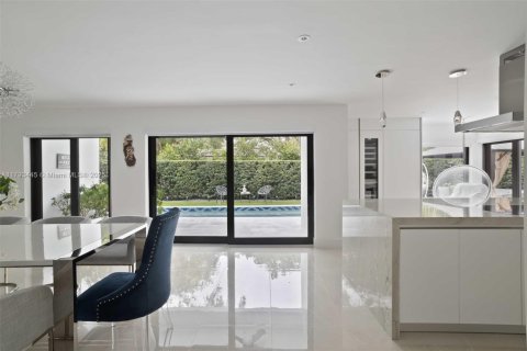 House in Coral Gables, Florida 4 bedrooms, 373 sq.m. № 1726382 - photo 23