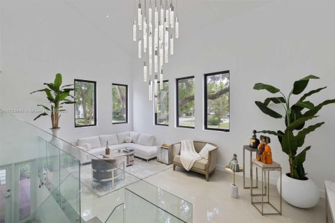 House in Coral Gables, Florida 4 bedrooms, 373 sq.m. № 1726382 - photo 13